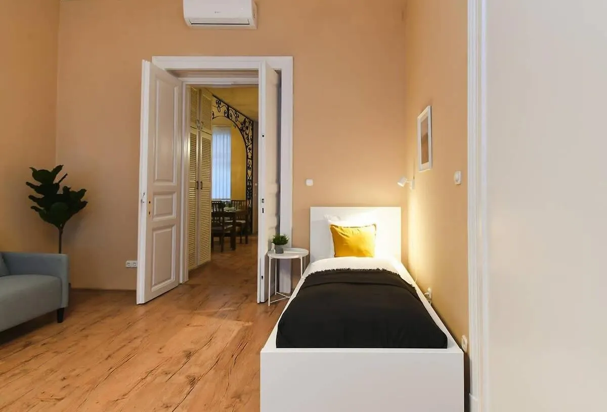 Very Central Very Spacious New Home Budapest 0*,