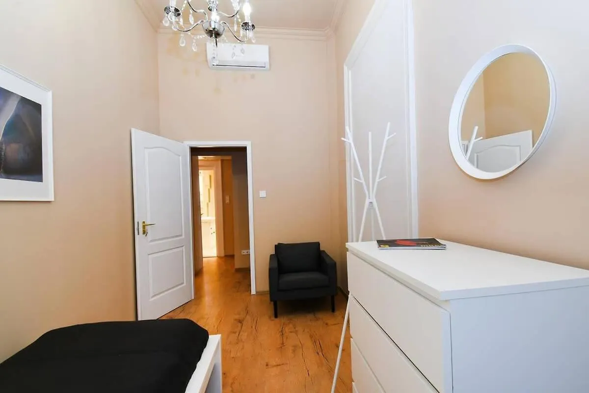 Very Central Very Spacious New Home Budapest 0*,